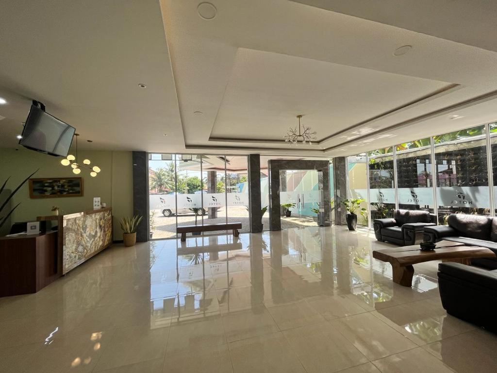 T Hotel Kualanamu Lubukpakam エクステリア 写真